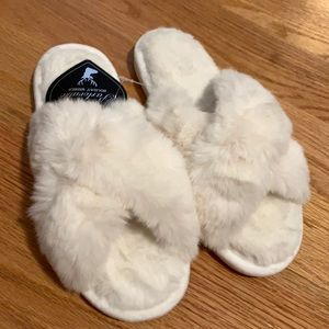 Women’s cross band slippers